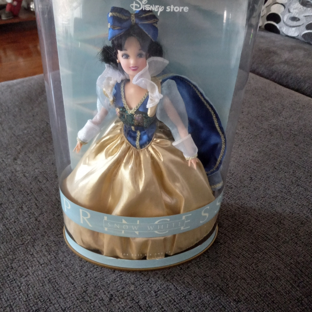 Disney store princess snow white